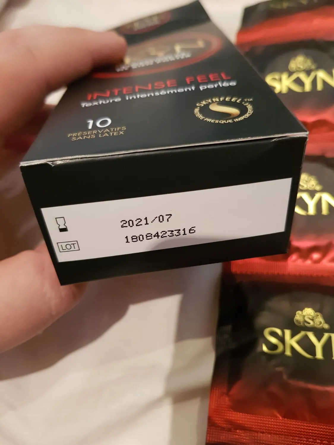 SKYN Intense Feel préservatifs x10 sans latex perlés