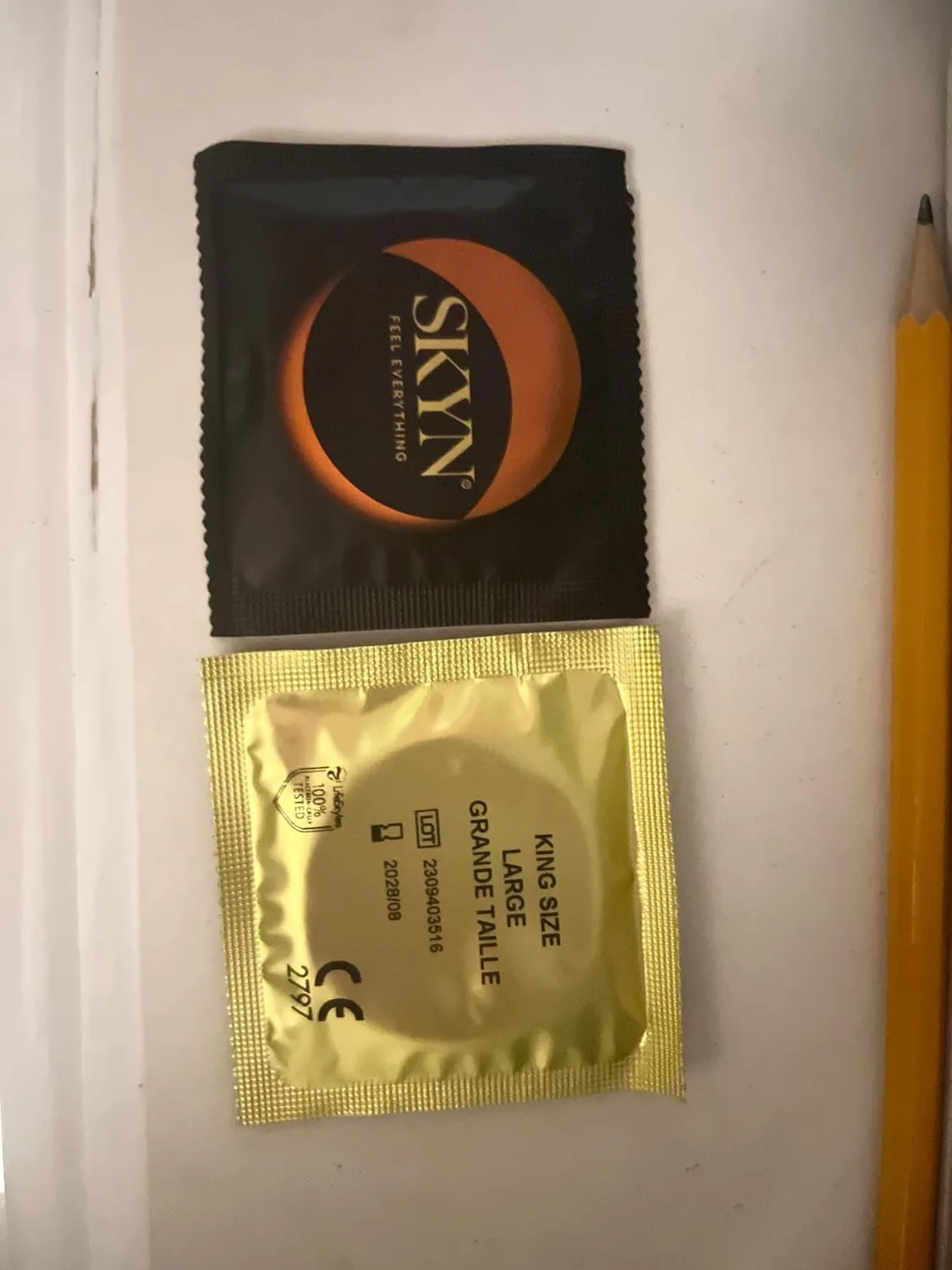SKYN King Size préservatifs lot 50 larges sans latex
